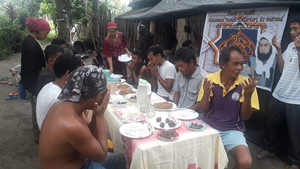 Les villageois philippins remercient la Karkariya