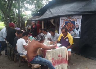 Les villageois philippins remercient la Karkariya