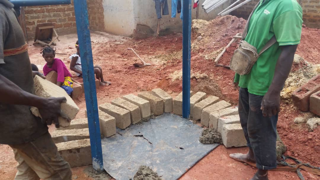 Les karkaris ivoiriens creusent un puits d’eau potable à Tehiri