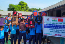 80 kits scolaires pour les orphelins de Bagalbari